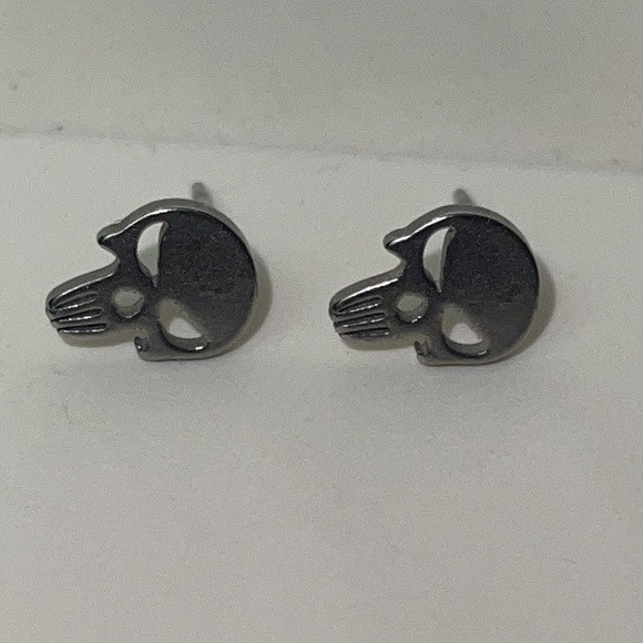 Criminal Skull Stud Earrings - Picture 5 of 10